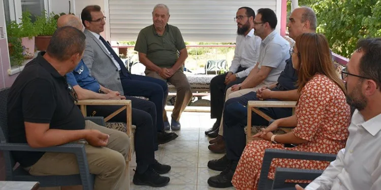 Sıcaktan bunaldı yavru kangal ile aynı varilin içinde serinledi