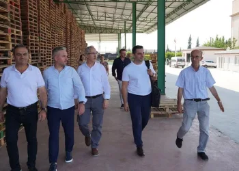 Bursa’da tırın kör noktasında kalan otomobil, kullanılmaz hale geldi