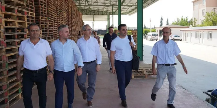 Bursa’da tırın kör noktasında kalan otomobil, kullanılmaz hale geldi