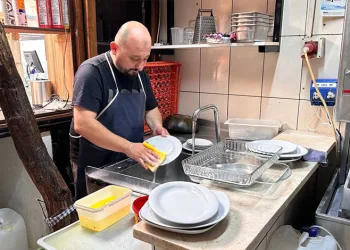 Bursa’da tırın kör noktasında kalan otomobil, kullanılmaz hale geldi