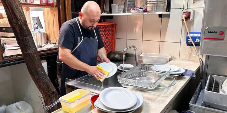 Bursa’da tırın kör noktasında kalan otomobil, kullanılmaz hale geldi