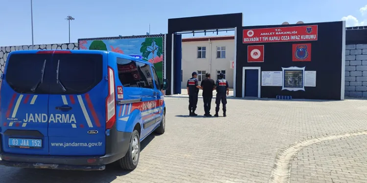 Hafif ticari araç bariyerlere ok gibi saplandı 2 kişi hayatını kaybetti