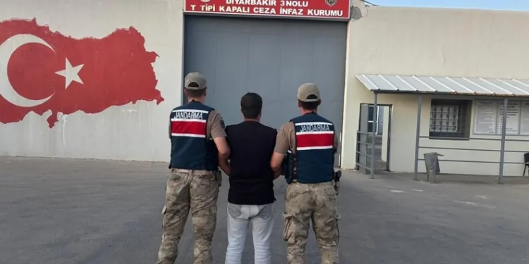 Televizyonun patlaması 3 katlı evi küle çevirdi