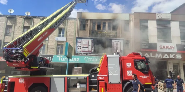 Televizyonun patlaması 3 katlı evi küle çevirdi