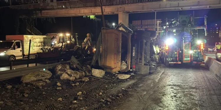 Kağıthane’de moloz yüklü hafriyat kamyonu devrildi: 1 yaralı