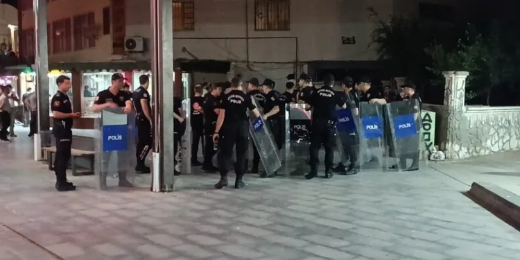 Kağıthane’de moloz yüklü hafriyat kamyonu devrildi: 1 yaralı
