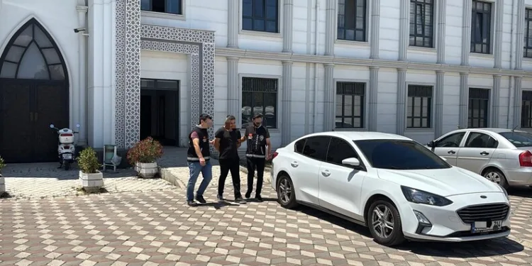 Kağıthane’de moloz yüklü hafriyat kamyonu devrildi: 1 yaralı