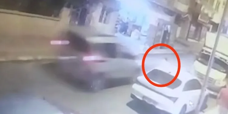 Kağıthane’de moloz yüklü hafriyat kamyonu devrildi: 1 yaralı