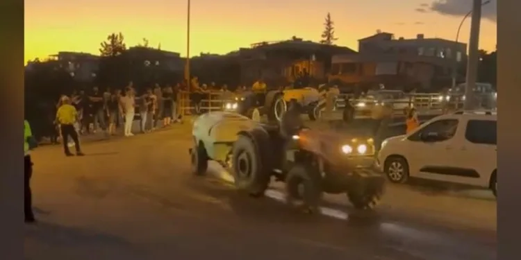 Kağıthane’de moloz yüklü hafriyat kamyonu devrildi: 1 yaralı
