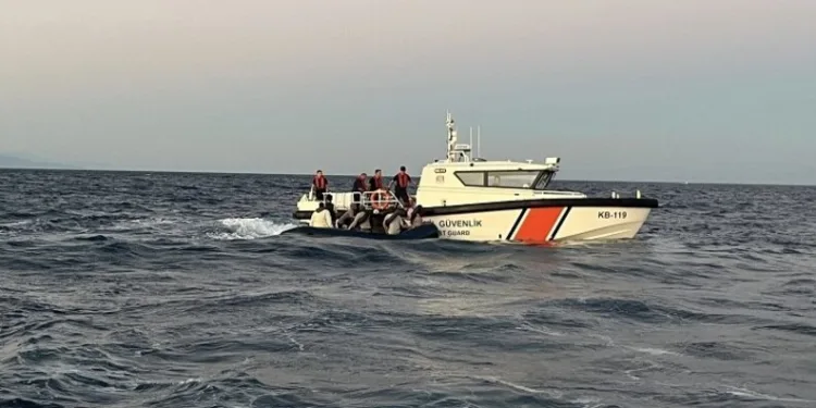 Kağıthane’de moloz yüklü hafriyat kamyonu devrildi: 1 yaralı