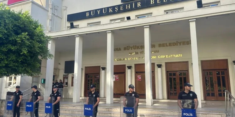 Kağıthane’de moloz yüklü hafriyat kamyonu devrildi: 1 yaralı