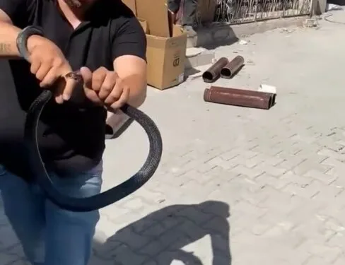 Kağıthane’de moloz yüklü hafriyat kamyonu devrildi: 1 yaralı