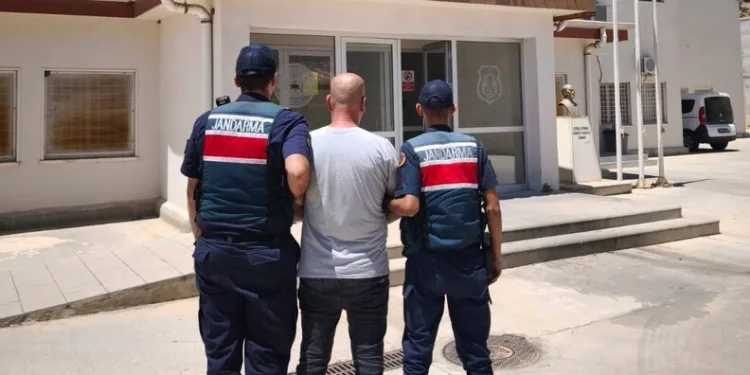 Kağıthane’de moloz yüklü hafriyat kamyonu devrildi: 1 yaralı