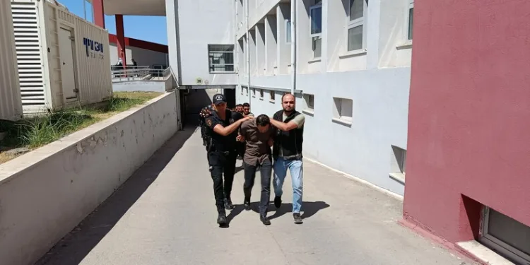 Kağıthane’de moloz yüklü hafriyat kamyonu devrildi: 1 yaralı