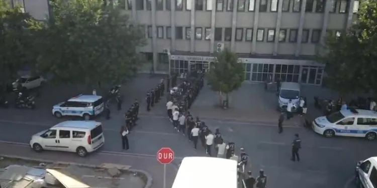 Kağıthane’de moloz yüklü hafriyat kamyonu devrildi: 1 yaralı