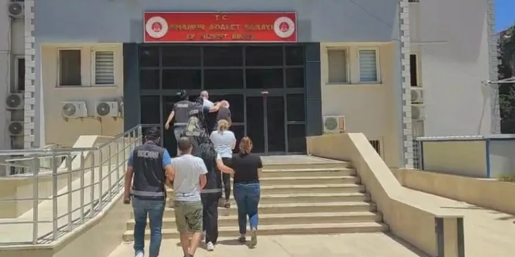Kağıthane’de moloz yüklü hafriyat kamyonu devrildi: 1 yaralı