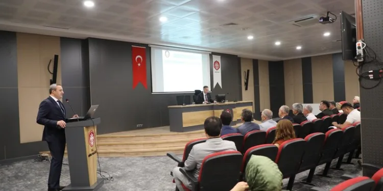 Kağıthane’de moloz yüklü hafriyat kamyonu devrildi: 1 yaralı