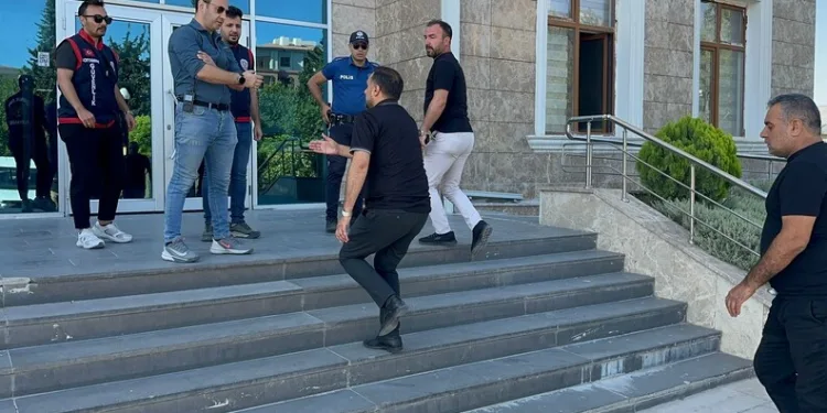 Kağıthane’de moloz yüklü hafriyat kamyonu devrildi: 1 yaralı