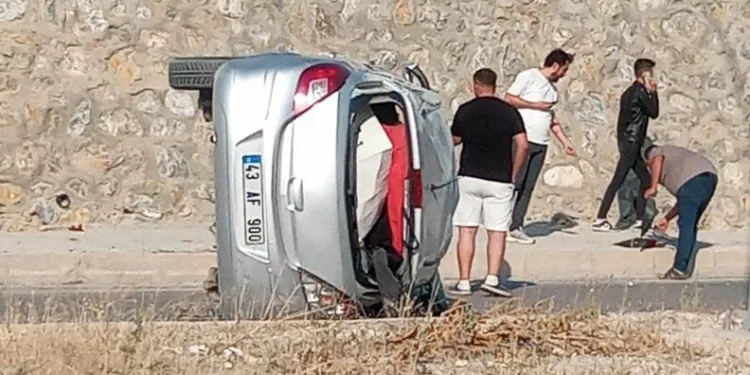 Alkollü ve ehliyetsiz sürücünün kontrolünden çıkan araç şarampole takla attı: 2 yaralı