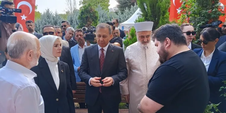 İçişleri Bakanı Yerlikaya ile Aile ve Sosyal Hizmetler Bakanı Göktaş, Karşıyaka Mezarlığı’nda yer alan 15 Temmuz Şehitliğindeki anma törenine katıldı