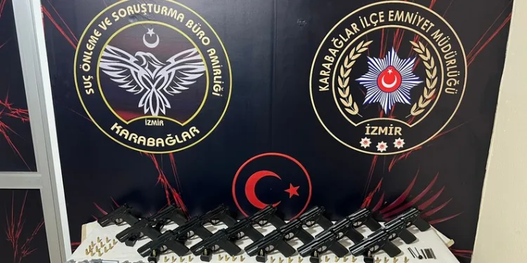 İçişleri Bakanı Yerlikaya ile Aile ve Sosyal Hizmetler Bakanı Göktaş, Karşıyaka Mezarlığı’nda yer alan 15 Temmuz Şehitliğindeki anma törenine katıldı
