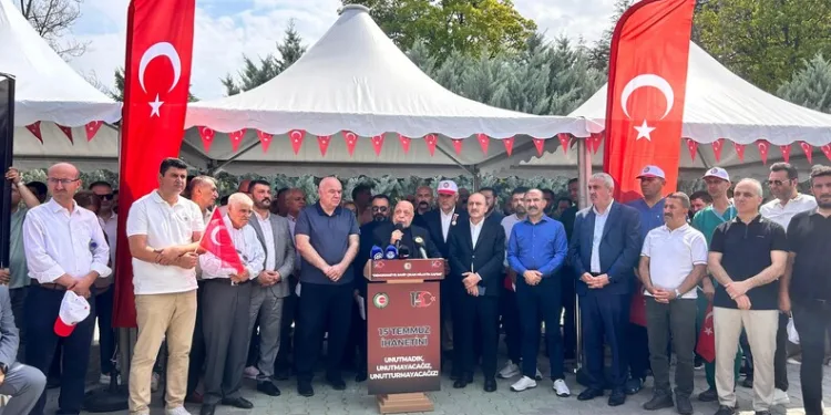 İçişleri Bakanı Yerlikaya ile Aile ve Sosyal Hizmetler Bakanı Göktaş, Karşıyaka Mezarlığı’nda yer alan 15 Temmuz Şehitliğindeki anma törenine katıldı