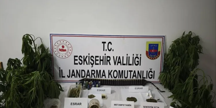 İçişleri Bakanı Yerlikaya ile Aile ve Sosyal Hizmetler Bakanı Göktaş, Karşıyaka Mezarlığı’nda yer alan 15 Temmuz Şehitliğindeki anma törenine katıldı