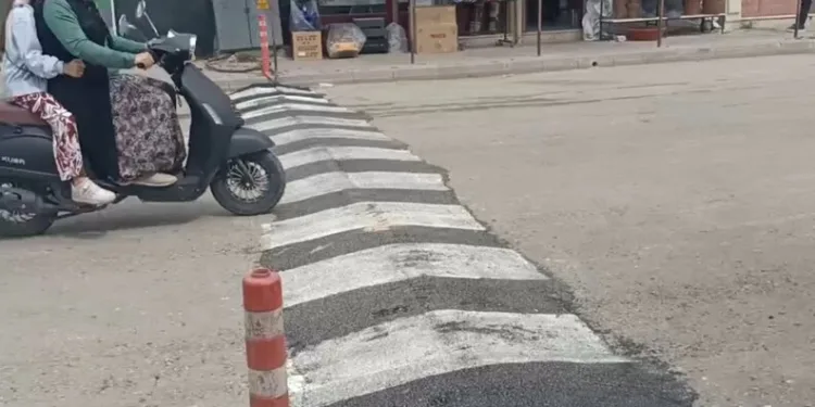 İçişleri Bakanı Yerlikaya ile Aile ve Sosyal Hizmetler Bakanı Göktaş, Karşıyaka Mezarlığı’nda yer alan 15 Temmuz Şehitliğindeki anma törenine katıldı