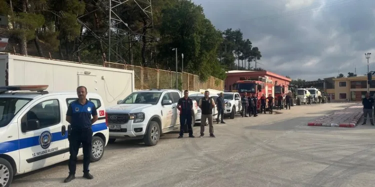 İçişleri Bakanı Yerlikaya ile Aile ve Sosyal Hizmetler Bakanı Göktaş, Karşıyaka Mezarlığı’nda yer alan 15 Temmuz Şehitliğindeki anma törenine katıldı