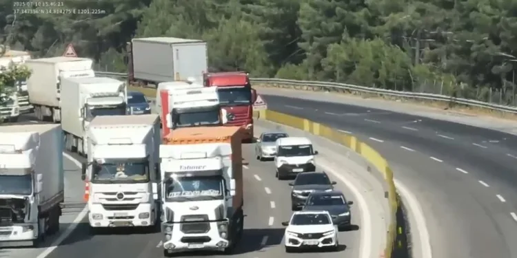 İçişleri Bakanı Yerlikaya ile Aile ve Sosyal Hizmetler Bakanı Göktaş, Karşıyaka Mezarlığı’nda yer alan 15 Temmuz Şehitliğindeki anma törenine katıldı