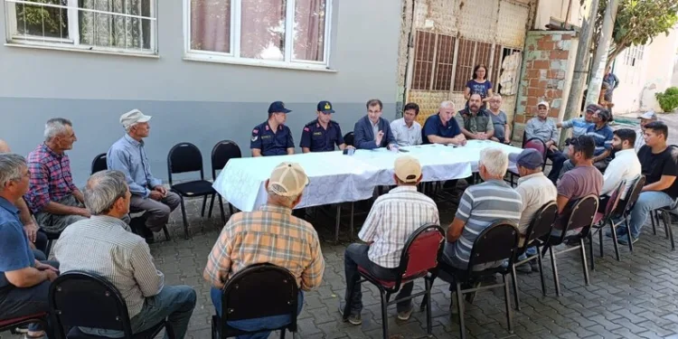 İçişleri Bakanı Yerlikaya ile Aile ve Sosyal Hizmetler Bakanı Göktaş, Karşıyaka Mezarlığı’nda yer alan 15 Temmuz Şehitliğindeki anma törenine katıldı