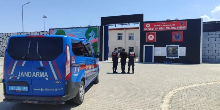 İçişleri Bakanı Yerlikaya ile Aile ve Sosyal Hizmetler Bakanı Göktaş, Karşıyaka Mezarlığı’nda yer alan 15 Temmuz Şehitliğindeki anma törenine katıldı