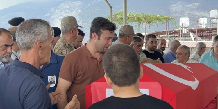 Alevler geceyi böyle aydınlattı: Yanan köy havadan görüntülendi