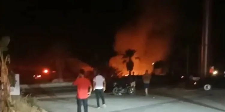 Alevler geceyi böyle aydınlattı: Yanan köy havadan görüntülendi