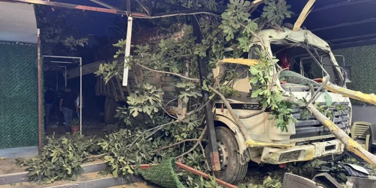 Alevler geceyi böyle aydınlattı: Yanan köy havadan görüntülendi
