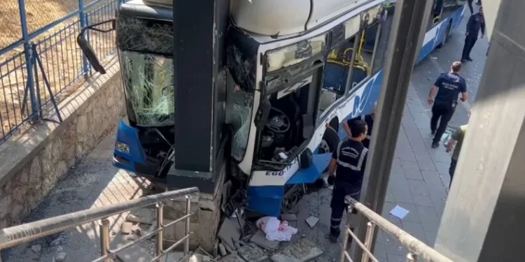 Alevler geceyi böyle aydınlattı: Yanan köy havadan görüntülendi