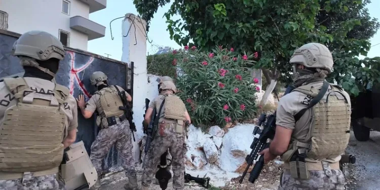 Alevler geceyi böyle aydınlattı: Yanan köy havadan görüntülendi