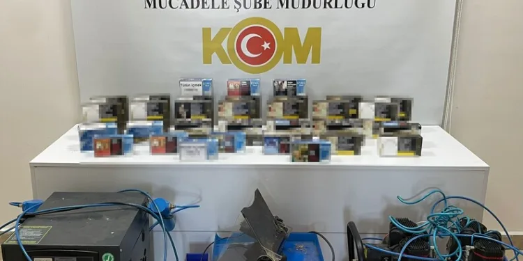 Alevler geceyi böyle aydınlattı: Yanan köy havadan görüntülendi
