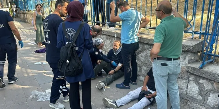 Alevler geceyi böyle aydınlattı: Yanan köy havadan görüntülendi