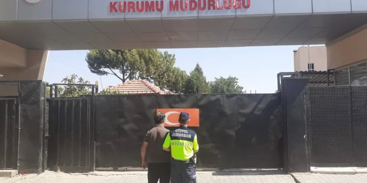 Alevler geceyi böyle aydınlattı: Yanan köy havadan görüntülendi