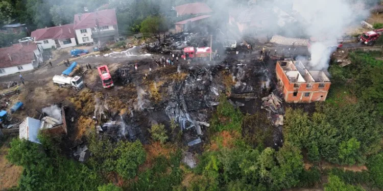 Alevler geceyi böyle aydınlattı: Yanan köy havadan görüntülendi