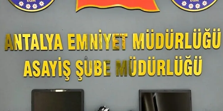 Alevler geceyi böyle aydınlattı: Yanan köy havadan görüntülendi