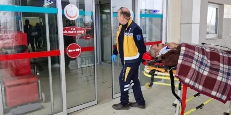 Tırpanla ot biçerken parmağını kopardı
