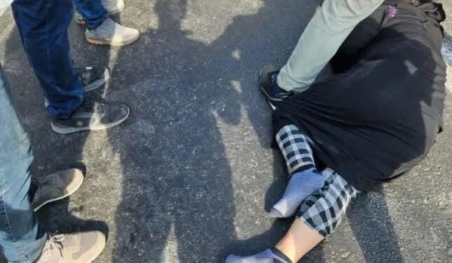 Tırpanla ot biçerken parmağını kopardı
