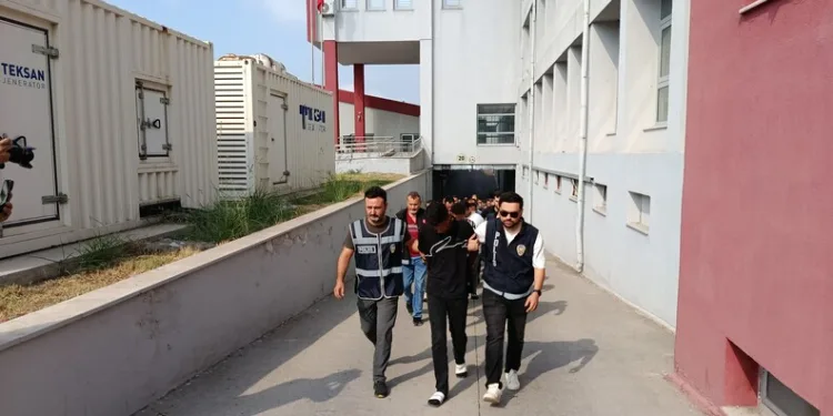 Tırpanla ot biçerken parmağını kopardı