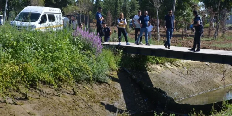 Tırpanla ot biçerken parmağını kopardı