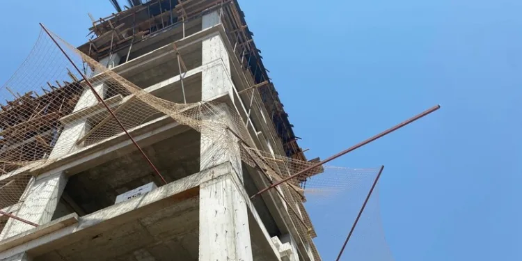 Tırpanla ot biçerken parmağını kopardı