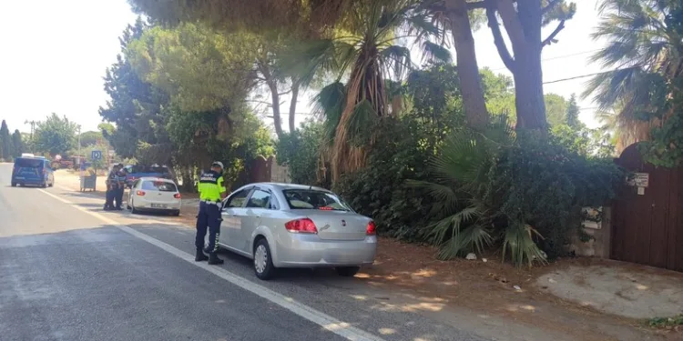 Tırpanla ot biçerken parmağını kopardı
