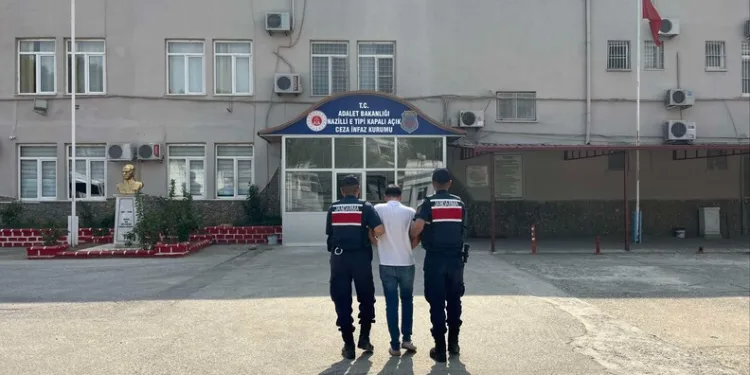 Tırpanla ot biçerken parmağını kopardı