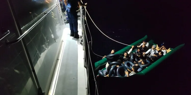 Aydın açıklarında 24 düzensiz göçmen yakalandı
